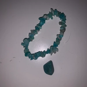 Kristaller - Ett kristallarmband och en kristall. det är amazonit och äkta. Jag köpte dem för 70 kr 💕💕💕💕 pris kan diskuteras 