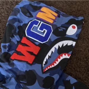 Bape hoodie - Säljer min bape hoodie då den inte kommer till användning längre  stl S. Som ny, inga skador eller nåt