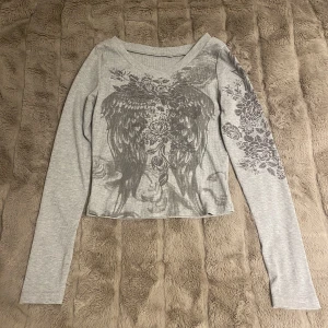 Grunge top  - En jättesöt tröja men som tyvär inte passar mig. Har aldrig använts och är i bra skick. Den är väldigt tajt men inte obekväm. Plagget köptes på amazon för cirka 200kr. Om du vill ha mer information om den kan du skriva privat.