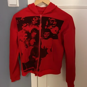 Röd zip up - Säljer min fina röda zip up. Inte min stil längre! As coolt tryck på den och i bra material. Använd många gånger men i bra skick! 