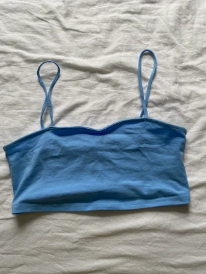 Topp från HM - En topp från hm. Den e super söt men har blivet lite liten på mig tyvärr. Ljusblå i storlek M. Pris kan diskuteras!