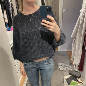 Mörkblå stickad - Säljer denna unika mörkblå stickade tröjan med glittertrådar! Tröjan är lite kortare och har trekvartsärmar