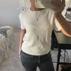 Kashmir liknande tshirt  - Så fin mjuk t sjukt från zara, känns som Kashmir. En liten fläck på bröstet och har inte försökt tvätta bort den så vet ej om den försvinner! 