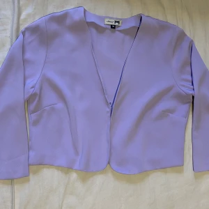 Pastell lila bolero - Pastell lila bolero med 3/4 armar. Fin till sommaren. Liten i storleken.