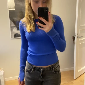 Tunn blå tröja  - Jättefin blå tröja💓Den har 4  guldiga knappar på vardera ärm💓Jättesnygg till både svarta jeans och blåa jeans💓