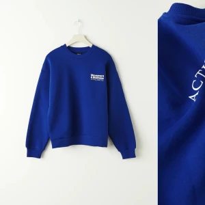 Säljer blå sweatshirt från Gina tricot - Säljer nu min blåa collage tröja som det står ” movement & wellnes ” på, jätte skönt material och säljer för att den inte kommer till användning tyvärr, använd några gånger, jätte fint skick! Pris kan diskuteras💗
