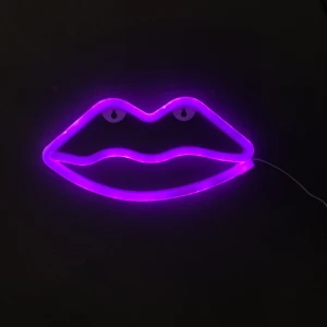 Ledlight  - En ledmun som går på batteri. Funkar som den ska. Obs sista bilden är bara så storleken syns, den går att sätta rakt. 75kr