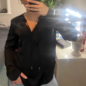 Blus - Svart långärmad blus som man kan knyta där fram🖤