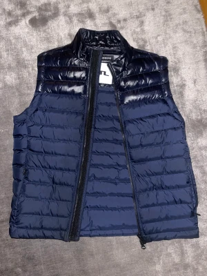 Väst J. Lindeberg  - J Lindeberg Väst. Mörkblå, oanvänd 