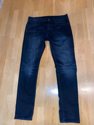 G-star raw jeans  - Sköna jeans från ett klassiskt märke på jeans för killar. Varit väldigt nöjd och kvaliteten är helt fantastisk!