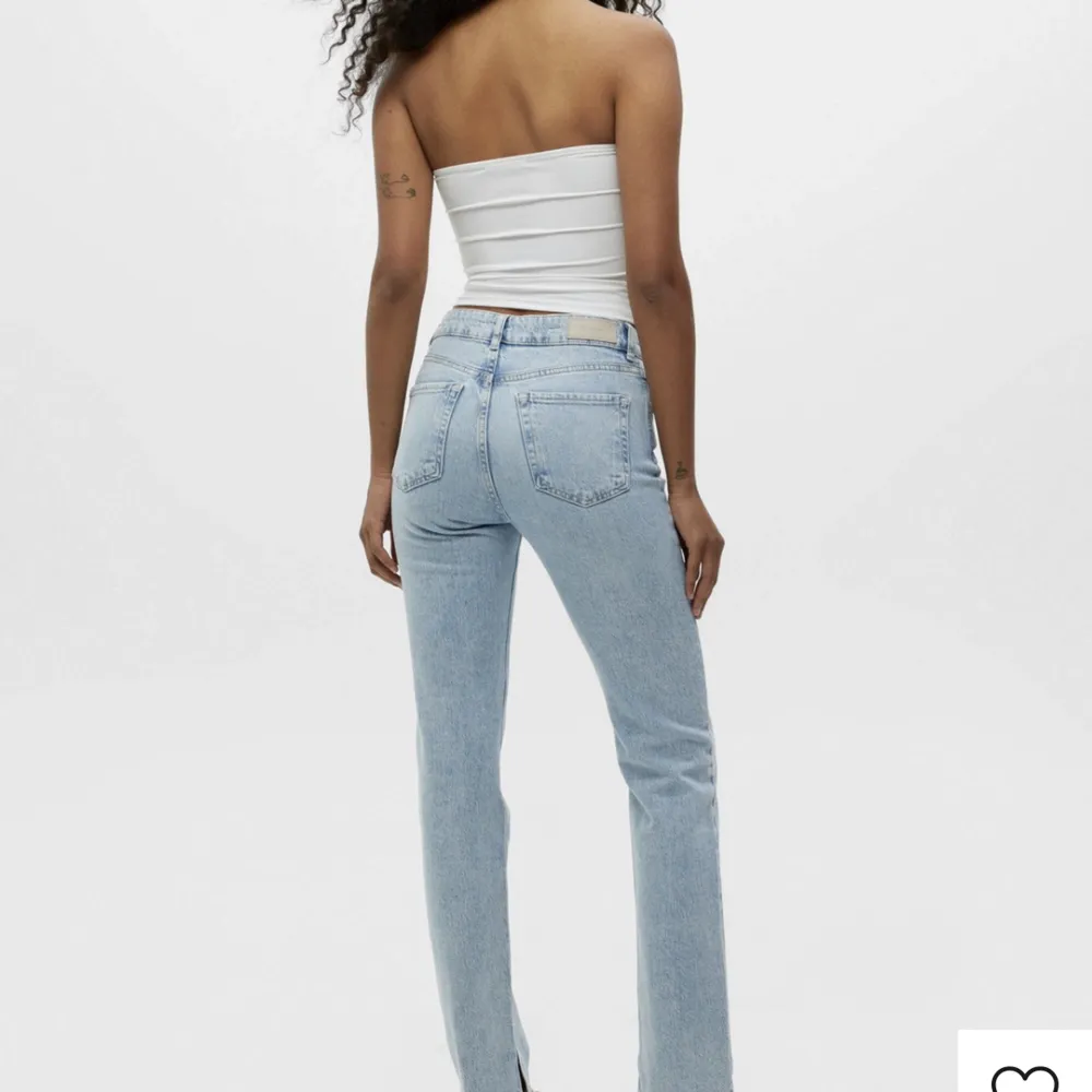 Straight jeans med en liten slit från pull&bear. Använda 1-2 gånger💗storlek 34, skriv för egna bilder . Jeans & Byxor.