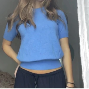 Blå kortärmad tröja - Super snygg blå kortärmad tröja💕Köpt här på Plick men säljer igen, lånade bilder💕