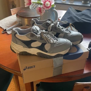 Axel arigato - Axel arigato br -2/3ag Storlek 43  Ingen låda Finns på Värmdö men kan mötas upp