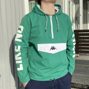 HELT NY KAPPA anorak - Jätte snygg grön anorak märket Kappa perfekt nu när det börjar bli varmare tider. I ny skick eftersom den är aldrig använd på grund av för liten storlek. Det står ”like no other” på ärmarna. Orginalpris 1 200 kr. Priset är diskuterbart. . 