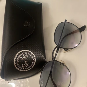 Ray-Brand  - Rayband solglasögon 😎 har bara använts dem typ 2 gånger! Äckta och i super bra skick 