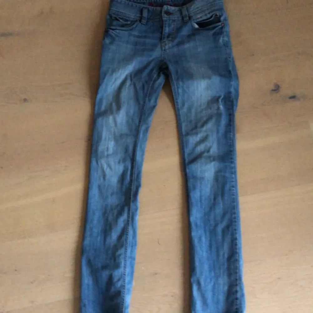 Lågmidjade jeans i jättefint skick! Ser ut som olika färger pågrund av olika ljus  Nypris ca 800! . Jeans & Byxor.