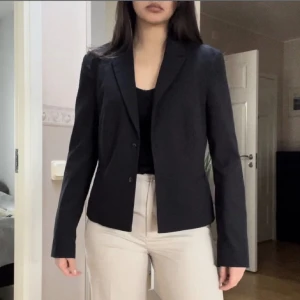 Esprit blazer - Säljer denna svarta blazern från Esprit. Stl 38 <3