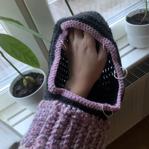 balaclava virkad  - En t virkad balaclava i storlek  small kan fungera på medium men är inte säker accessoarerna går att ta bort pm det önskan och en video på tik tok och min Instagram finns 