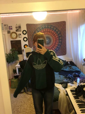 Vintage adidashoodie - Så fin mörkgrön och mörkblå hoodie från adidas! ❤️ Säljer då den inte kommer till användning.