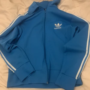 Adidas tröja  - Fet adidas tröja som tyvärr inte kommer till användning. Köpte den på Plick. Den är L men skulle säga att den passar lite alla storlekar de beror på hur man vill att den ska sitta 