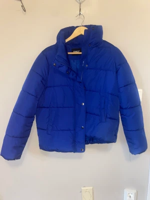 Blå jacka  - Suuuperfin blå jacka ifrån ONLY, älskar den men den är tyvärr för kort i ärmarna på mig… 😢❤️