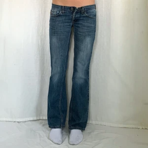 Lågmidjade jeans  - Använd köp nu! Midja:80 Innerben:78,5 Jag är 169 med W28 som referens🫶