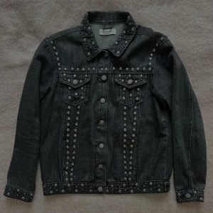 Jeansjacka med nitar  - Mörkgrå jeansjacka med stenar, passar som en vanlig small. 