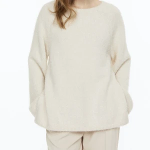 Tröja - Skitsnygg lurvig tröja från Hm som är slutsålt i alla storlekar frn Xs-L. Verkligen så fin men har för många vita tröjor 🫶den är extremt lik Arket mohair blandning tröjan både i modell och material!! 