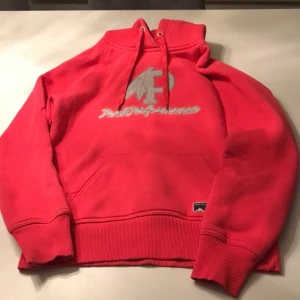Hoodie Peak Performance  - Röd hoodie från Peak Performance. Stl M. Bra skick 