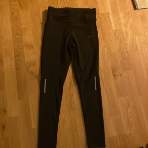 Nike leggings träning - Nike tränings leggings  Storlek S Aldrig använda.  För små på mig Köpare står för frakt