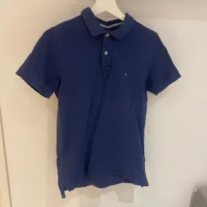 Tommy Hilfiger Polo Shirt som är bra att ha till finare event men har bytt stil så vill gärna sälja vidare den. Färgen är blå och storleken är S. Nypris: 450kr.