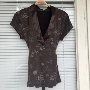 Topp - Topp knappt använd, jättefin modell. Står L men upplevs som en XS-S. 