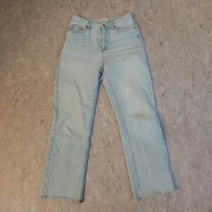 NA-KD jeans  - Ljusblå NA-KD straight leg jeans. High/mid waist. Nyskick knappt använda.