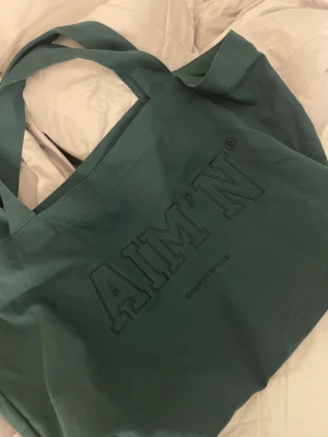 STOR väska AMI’N - säljer denna otroligt rymliga snygga väska. använd fåtal ggr, inga slitage. nypris 199