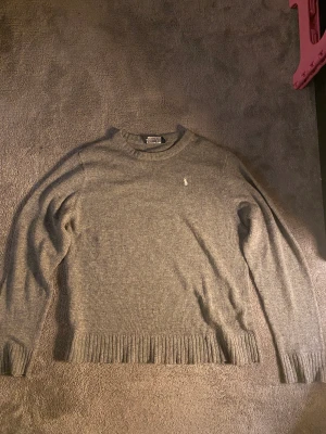 Ralph lauren stickad tröja  - Stickad Ralph lauren tröja i grå Storlek L