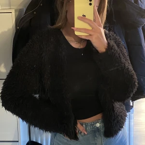 Kofta - Fin svart lurvig kofta  