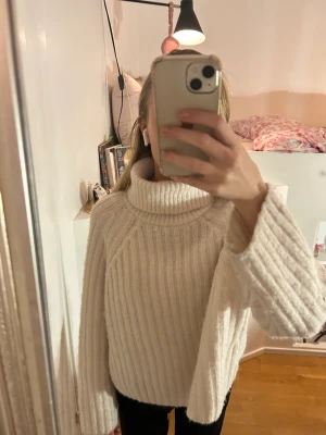 Zara stickad tjocktröja hög krage - Säljer denna jätte fina tjocktröja som är super bra nu för vintern. Den är ljusrosa och har en fin fluffig hög krage. Är lång i armarna. Har du några frågor är det bara att kontakta mig 