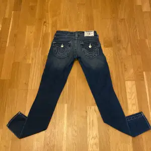 Äkta True religion jeans i storlek 24. Säljer pga för tajta i benen. Köpta på Sellpy för 470. Pris 350. Köpare står för frakt.( kan även bytas till ett par i storlek 26 eller 27. (Pris kan diskuteras)