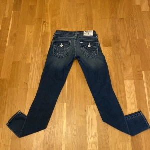 True religion jeans - Äkta True religion jeans i storlek 24. Säljer pga för tajta i benen. Köpta på Sellpy för 470. Pris 350. Köpare står för frakt.( kan även bytas till ett par i storlek 26 eller 27. (Pris kan diskuteras)