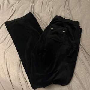 Svarta juicy couture  - Jätte bekväma mycket från juicy som jag beställde från Nelly har 2 par svarta  och ville sälja ena istället för att slänga dom jag är 175 och på mig e dom i bra längd ( långa på mig ,vid hälen) och dom ser  helt nya ut ,(PRISET KAN DISKUTERAS )