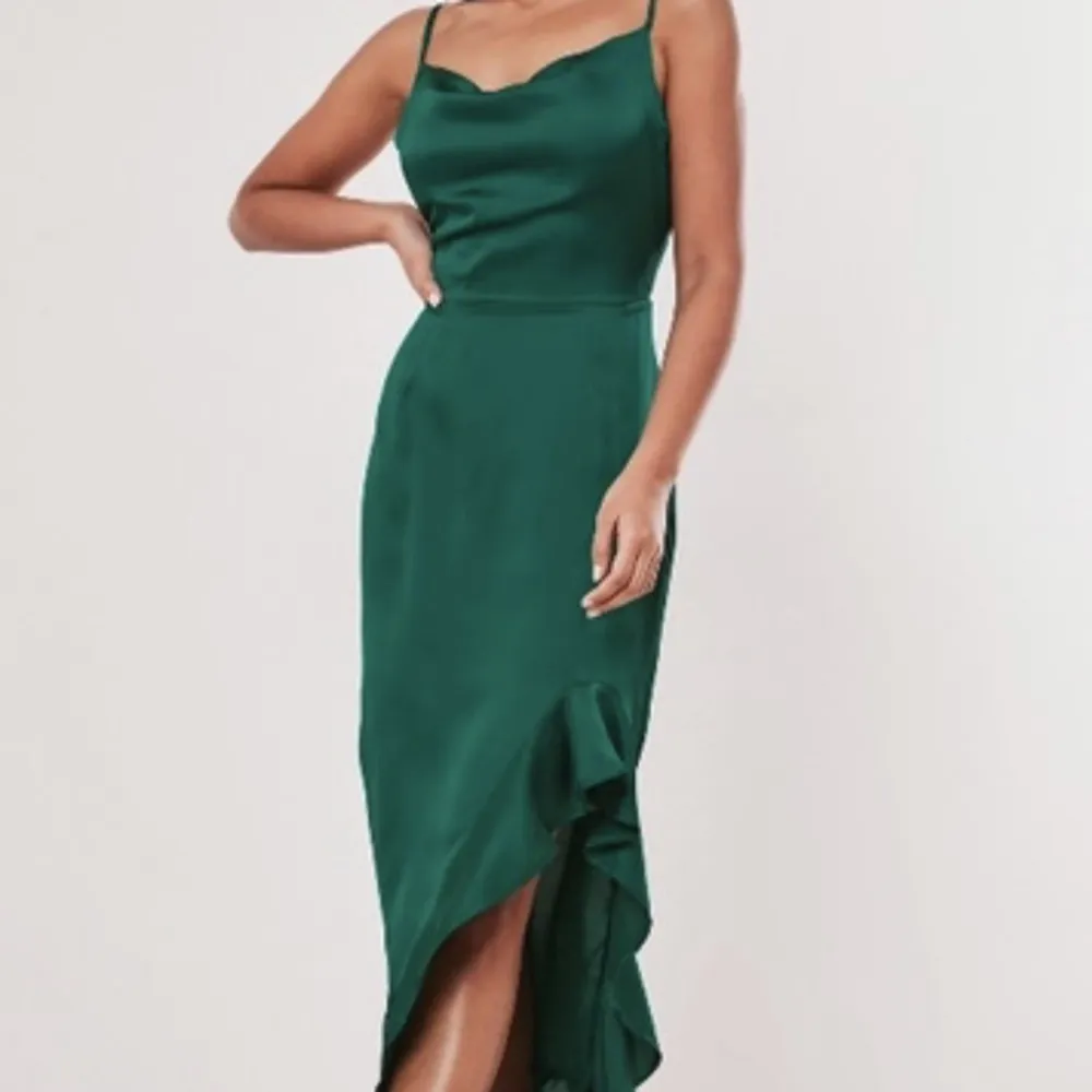 Jätte söt grön satin klänning som jag tyvärr säljer då den är för stor, använd två gånger max! . Klänningar.