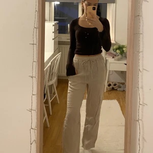 Linnebyxor - beigea - Säljer dessa oanvända linnebyxorna från Chelsea i nyskick. För korta för mig som är 172cm lång, så passar kortare personer. Byxorna är i strlk S🤍 Köparen står för frakt!