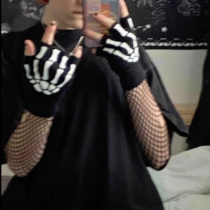 Skelett vantar ☠️ - Några vantar jag köpte för ett tag sen, men har ba använt typ en gång så ja tänkte att ja borde sälja dom <3