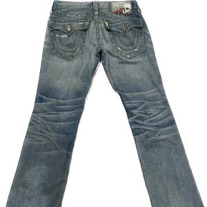 Säljer nu ett par f.d favorit jeans av märket true religion😚 Köpta i new york vintage men i superbra skick🙌 Midjemått 45 cm tvärs över, innerbenet ca 84 cm💕💕 Bootcut/ straight fit med låg midja, frakt tillkommer på 60 kr🥰