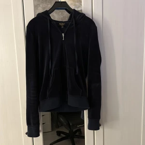 Juicy tröja - Säljer nu en blå juicy tröja som jag inte använder längre, den är i bra skick förutom att det är ett jättelitet hål på ena ärmen, men det är inget man ser🥰Det är den gamla modellen och går inte att få tag på längre💖