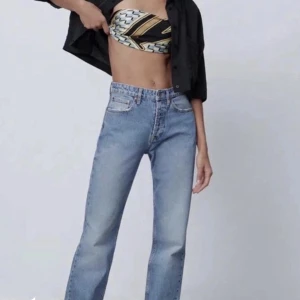 Zara mid rise jeans  - Ett par jättefina zara jeans i storlek 38, (lånade bilder) bra skick och är slutsålda på hemsidan. Säljer pågrund av att de är för korta på mig som är 176.