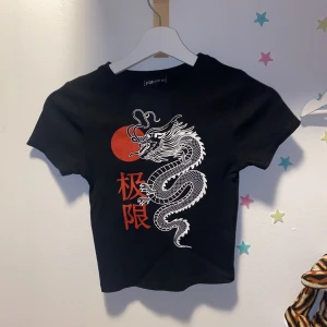 NewYorker topp - Aldrig använd topp från NewYorker. Stretchig och långre vid magen. Lägsta bud: 40