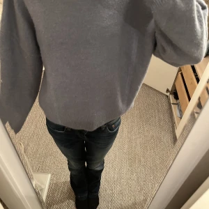 Stickad tröja med krage - Säljer min super fina tröja fråg zara. Bra skick och skönt material. Perfekt i längden. Färgen är blå/gråDen är i storlek M men skulle passa på någon som har S eller XS också. Köptes för ungegär 300 kr. Skriv för fler bilder. Möter upp i Stockholm💗