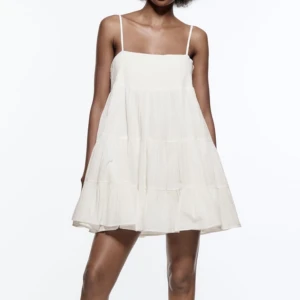 Zara klänning - Inte använd mycket så den är i nyskick ☺️slutsåld i alla storlekar förutom L! 57kr frakt☺️