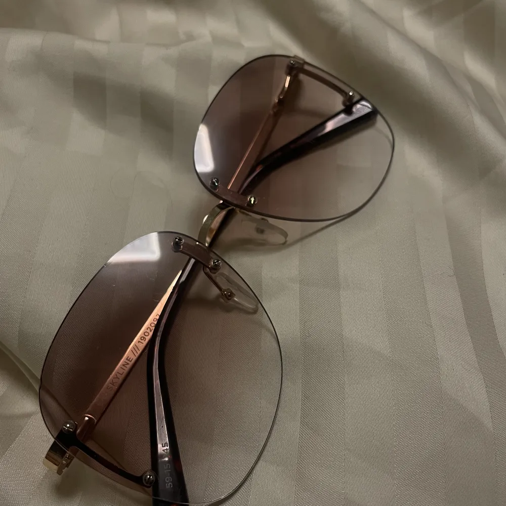 Trendiga och snygga solglasögon som köptes från jackie i somras, köpte andra solglasögon strax efter å har drf ej använt. Köptes för 1200.. Accessoarer.